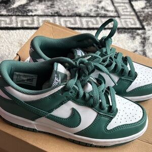 Nike Kids Sneakers in Green and White
